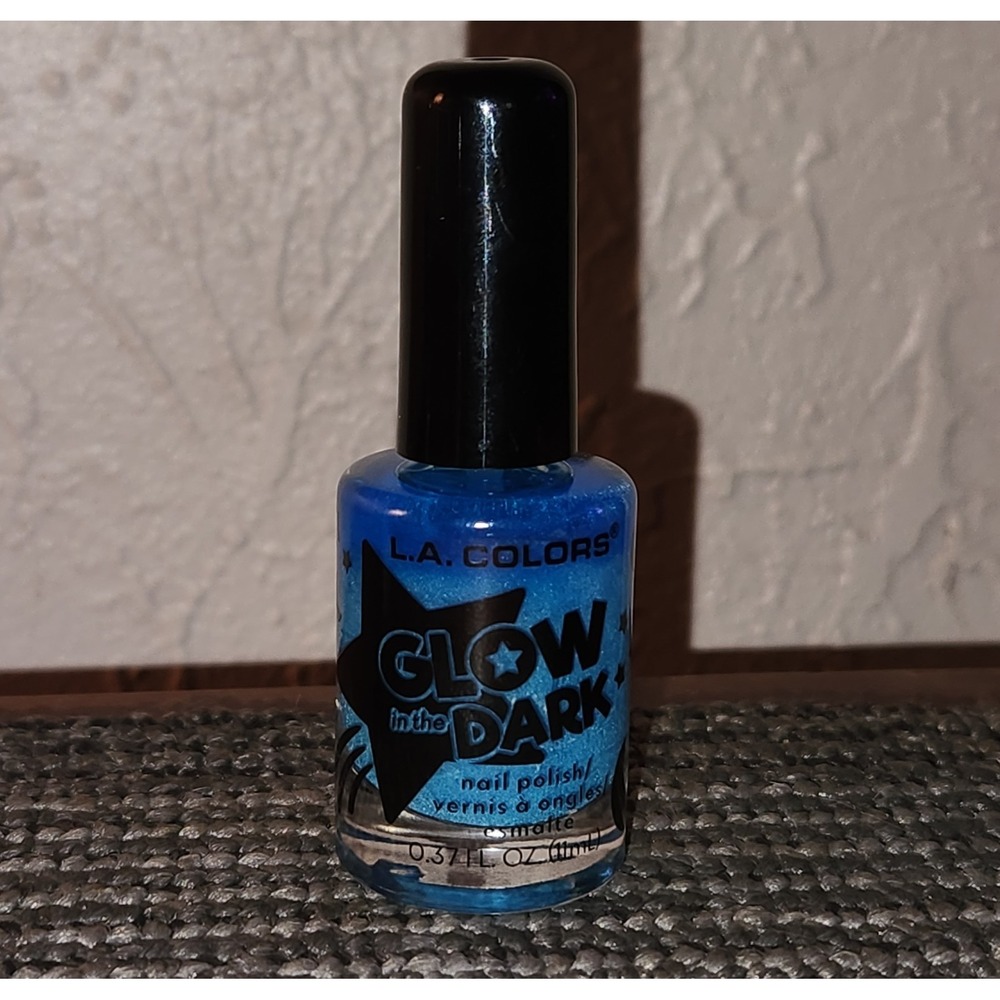 L.A‎ Colors Glow In The Dark Nail Polish~FREEZE (C68944) NEW